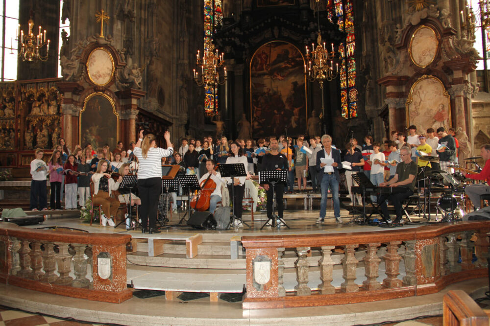 Riesiger Chor, Musiker:innen, Solo-Sänger:innen und Thomas Brezina, der wichtige Teile der Bibel in Reime übersetzte und eigene Lieder für Konzerte im Stephansdom schrieb