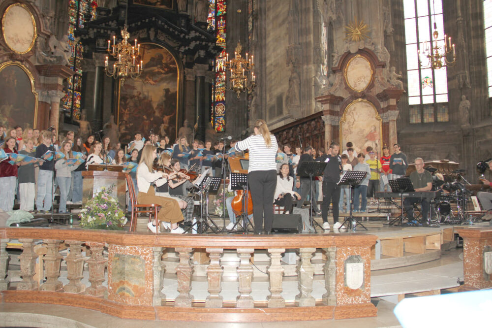 Riesiger Chor, Musiker:innen, Solo-Sänger:innen bei Proben zum 