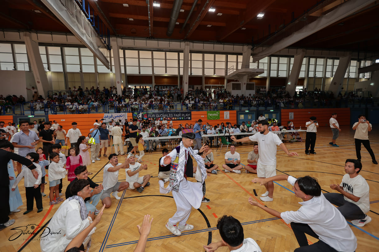 Auftritt in regionaler Tracht aus Afghanistans Provinzen