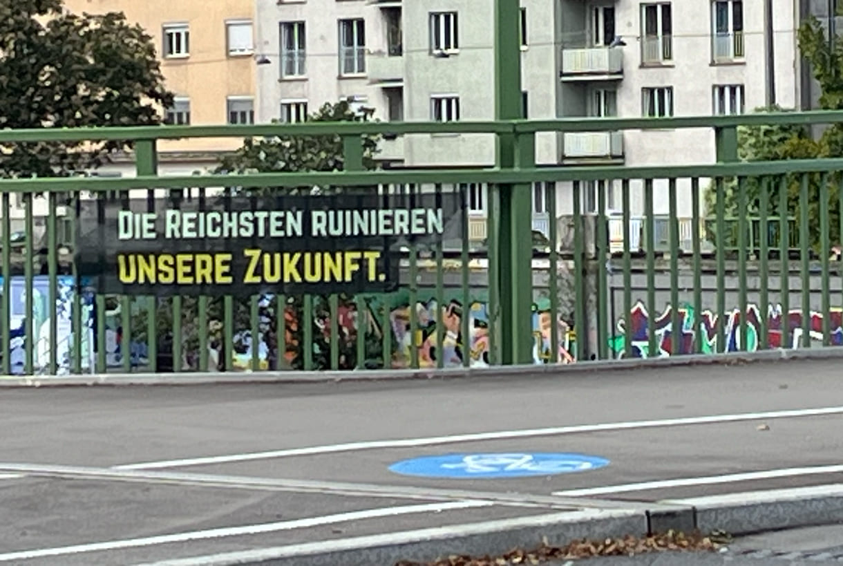 Inhaltlich passendes Transparent auf dem Brückengeländer gegenüber der Wiener Urania: 