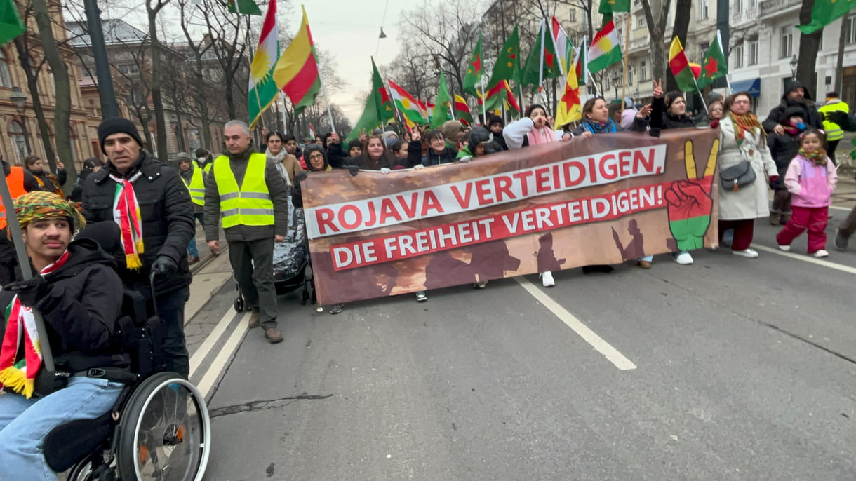 Kurd:innen-Demo, Wien, 1. Februar 2026, Transparente für die Verteidigung der Freiheit Rojavas