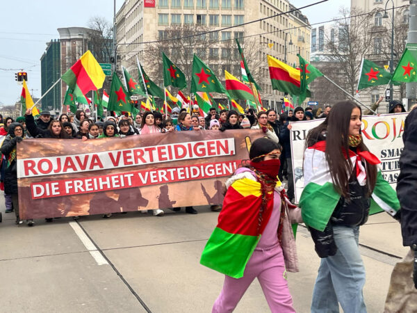 Kurd:innen-Demo, Wien, 1. Februar 2026, Transparente für die Verteidigung der Freiheit Rojavas
