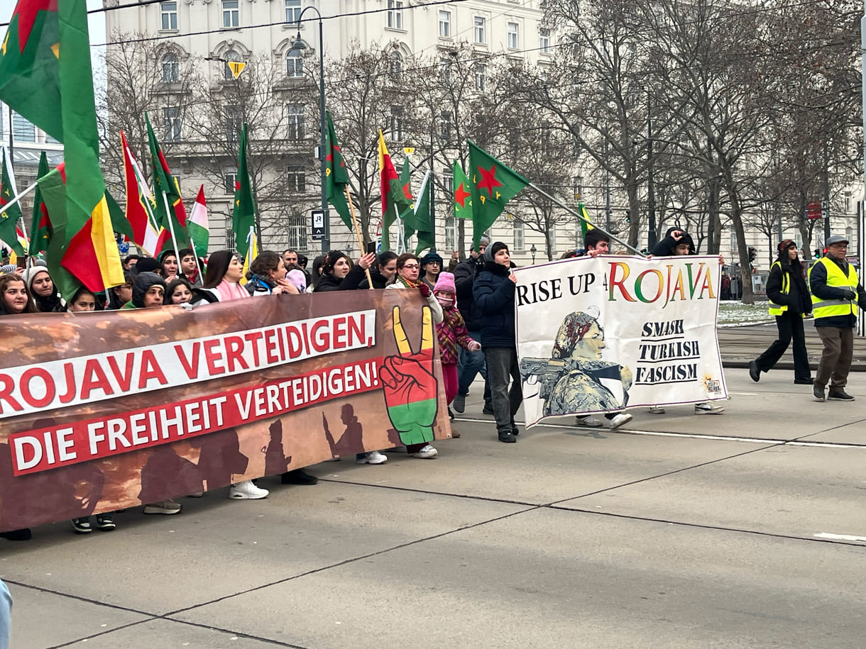 Kurd:innen-Demo, Wien, 1. Februar 2026, Transparente für die Verteidigung der Freiheit Rojavas
