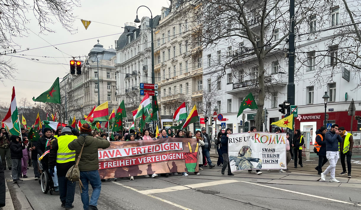 Kurd:innen-Demo, Wien, 1. Februar 2026, Transparente für die Verteidigung der Freiheit Rojavas