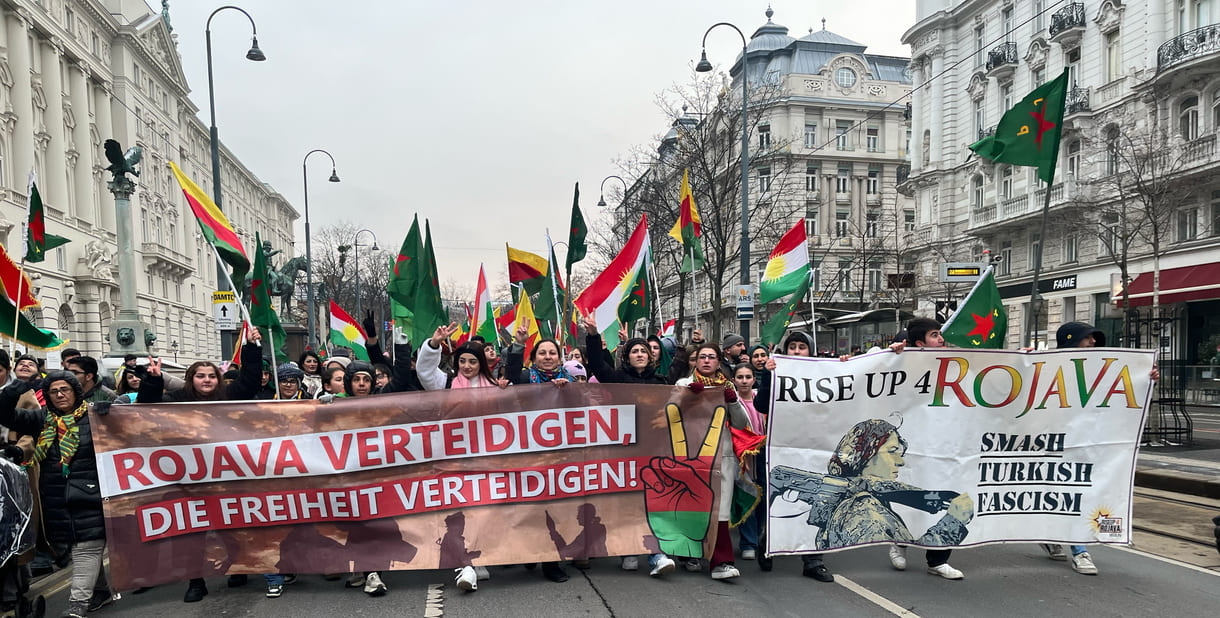 Kurd:innen-Demo, Wien, 1. Februar 2026, Transparente für die Verteidigung der Freiheit Rojavas