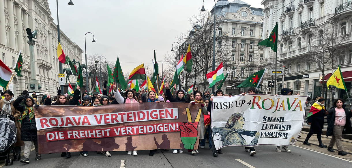 Kurd:innen-Demo, Wien, 1. Februar 2026, Transparente für die Verteidigung der Freiheit Rojavas