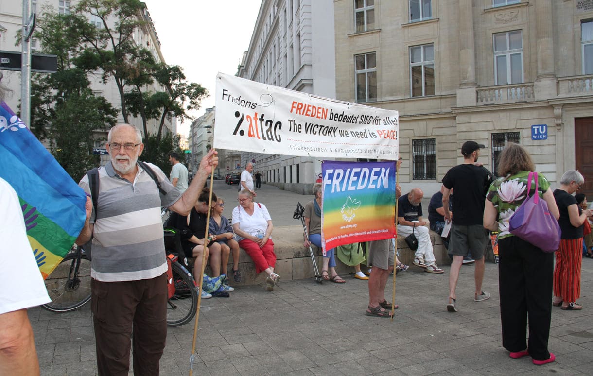 Blick auf die Gedenk-Kundgebung am Karlsplatz (Wien, 2026)