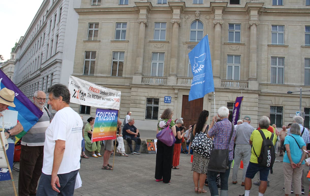 Blick auf die Gedenk-Kundgebung am Karlsplatz (Wien, 2026)