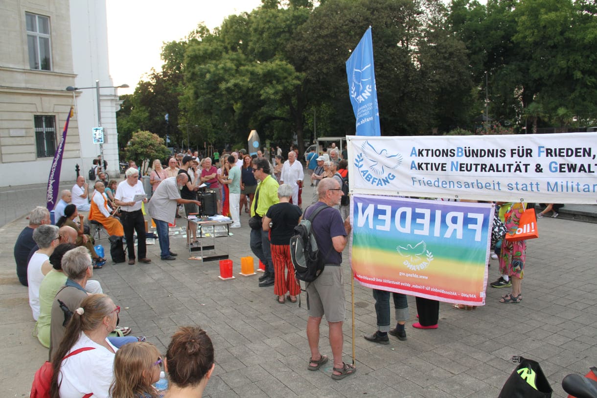 Blick auf die Gedenk-Kundgebung am Karlsplatz (Wien, 2026)