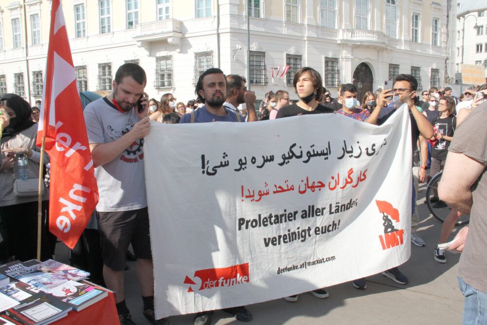 Viele Menschen mit Plakaten, Transparenten und vielen Afghanistan-Flaggen bei der Kundgebung am Wiener Ballhausplatz