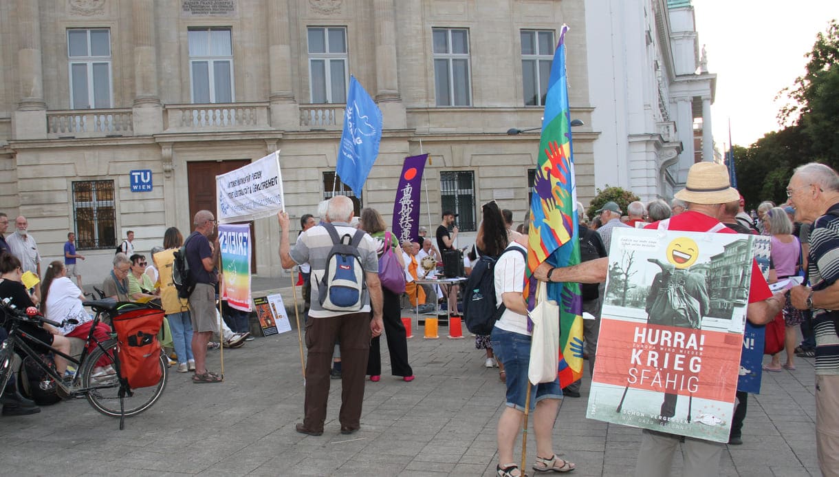Blick auf die Gedenk-Kundgebung am Karlsplatz (Wien, 2026)