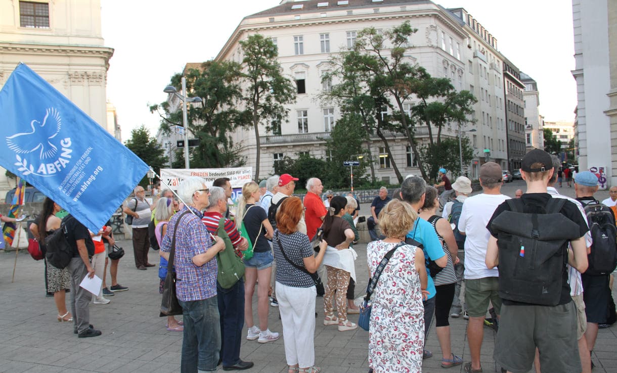 Blick auf die Gedenk-Kundgebung am Karlsplatz (Wien, 2026)