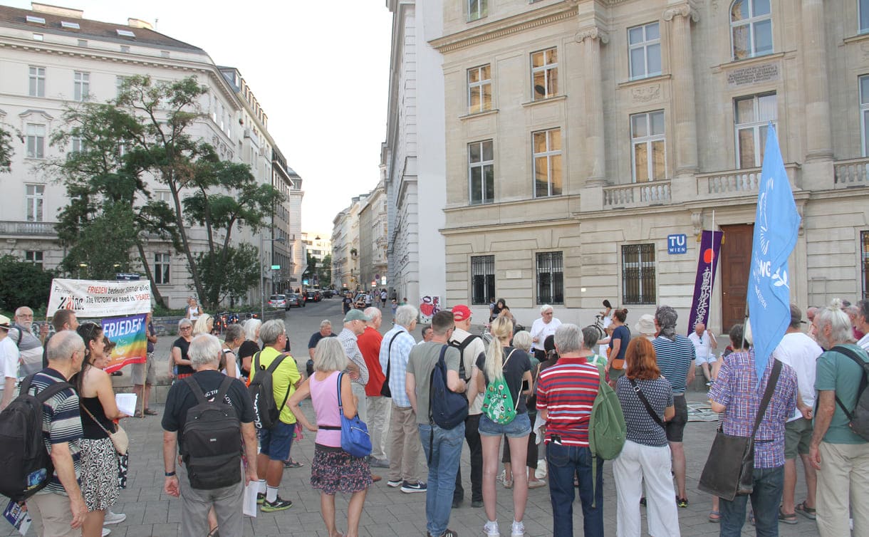 Blick auf die Gedenk-Kundgebung am Karlsplatz (Wien, 2026)