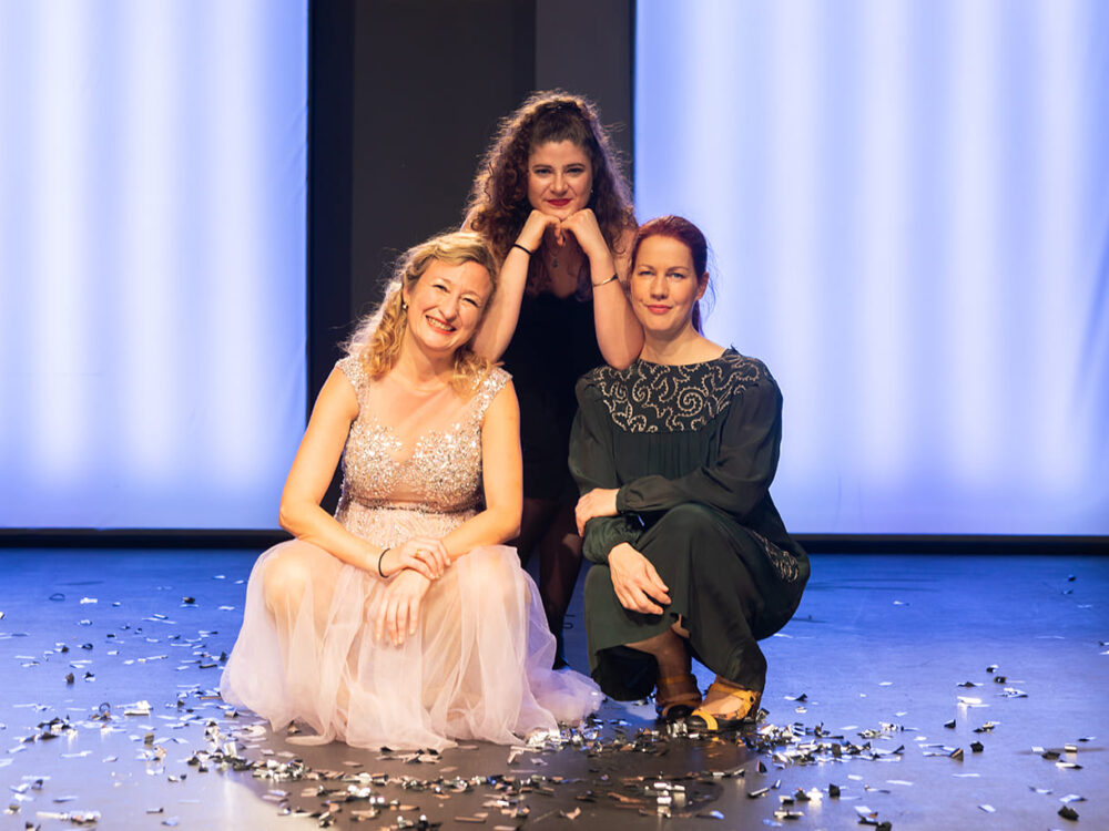 Manuela Seidl und Gudrun Liemberger, die beiden Sängerinnen und Darstellerinnen mit Regie-Aussistentin Amy Parteli dahinter in der Mitte