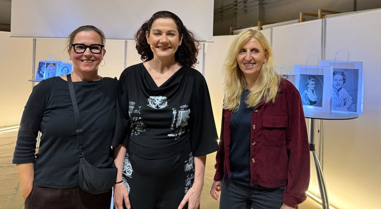 Stückautorin und Schauspielerin Anita Zieher (Mitte), Regisseurin Margit Mezgolich (links) und TU-Professorin und Erfinderin Margit Gföhler (rechts)