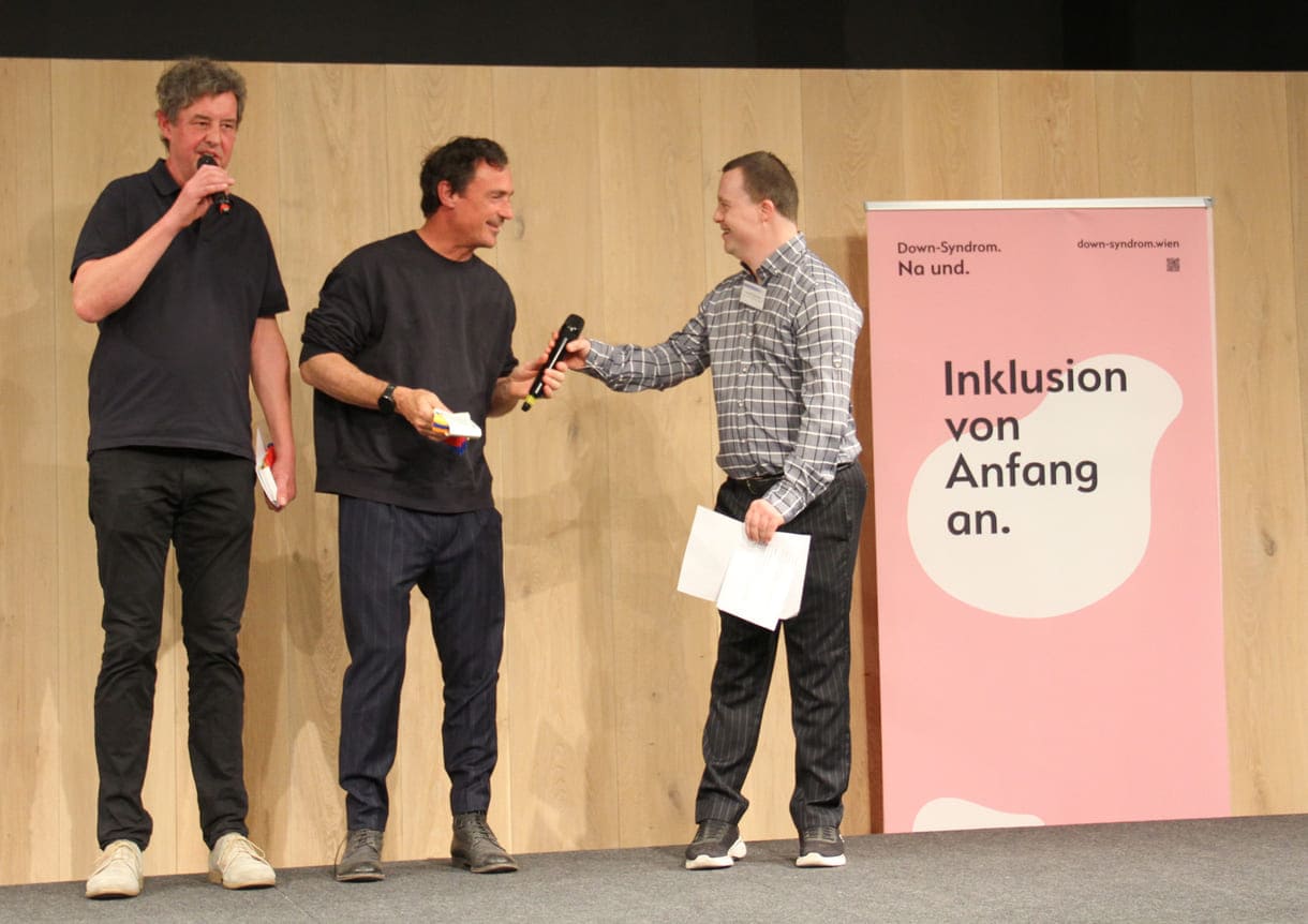 Mischa Kirisits, Philipp Horak und Simon Couvreur - die beiden ersteres aus dem kuratorischen Team der Ausstellung, letzterer der Down-Syndrom-Österreich-Präsident