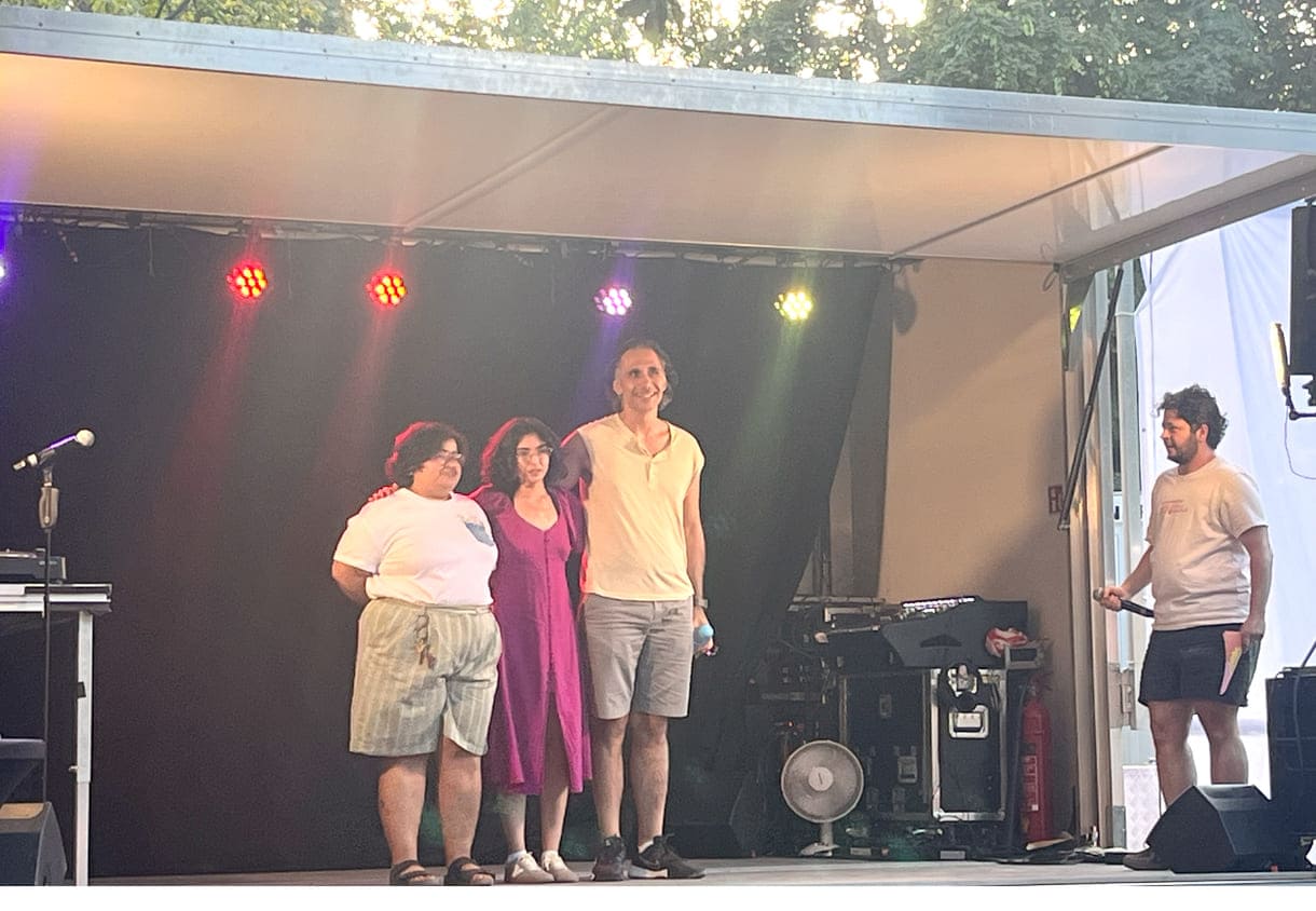 Drei Wiener Comedians mit syrischen Wurzeln am Ende auf der Bühne beim Applaus, moderiert von 