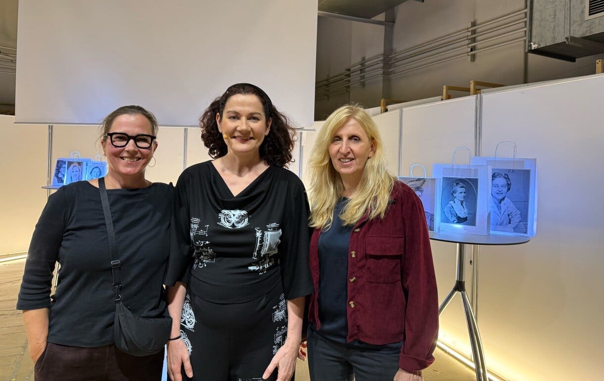 Stückautorin und Schauspielerin Anita Zieher (Mitte), Regisseurin Margit Mezgolich (links) und TU-Professorin und Erfinderin Margit Gföhler (rechts)