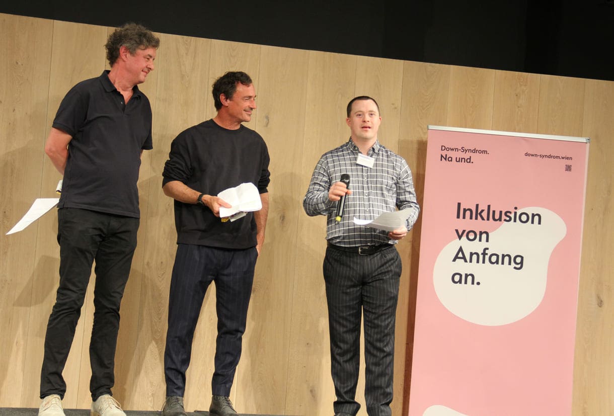 Mischa Kirisits, Philipp Horak und Simon Couvreur - die beiden ersteres aus dem kuratorischen Team der Ausstellung, letzterer der Down-Syndrom-Österreich-Präsident