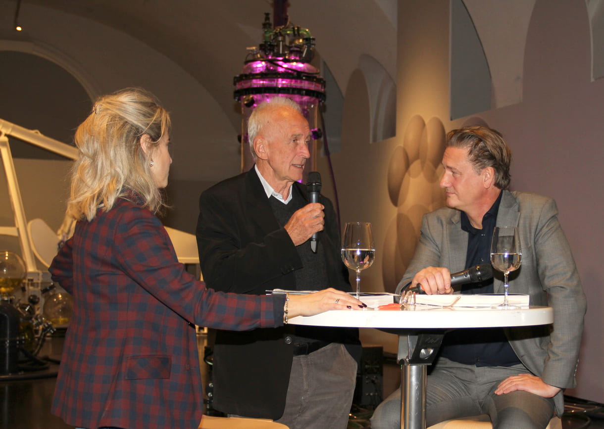 Kuratorin Verena Kaspar-Eisert, Verleger Johannes Schlebrügge und Künstler Thomas Feuerstein