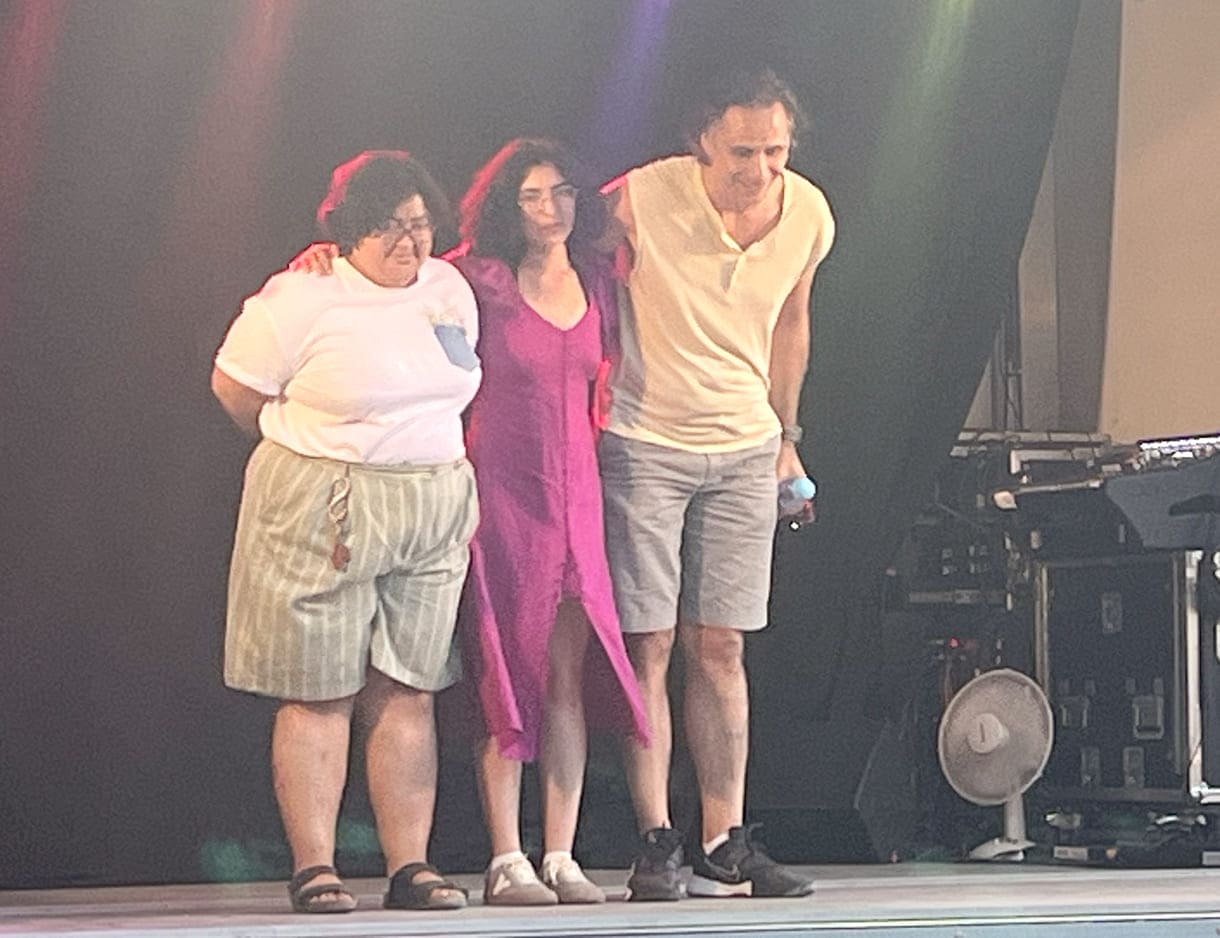 Drei Wiener Comedians mit syrischen Wurzeln am Ende auf der Bühne beim Applaus, moderiert von 