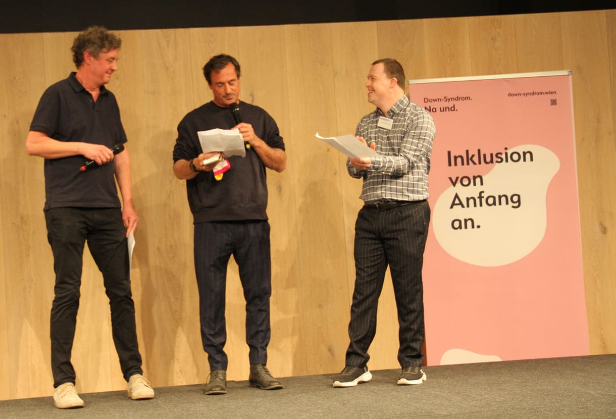 Mischa Kirisits, Philipp Horak und Simon Couvreur - die beiden ersteres aus dem kuratorischen Team der Ausstellung, letzterer der Down-Syndrom-Österreich-Präsident