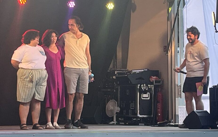 Drei Wiener Comedians mit syrischen Wurzeln am Ende auf der Bühne beim Applaus, moderiert von "Der Kuseng"