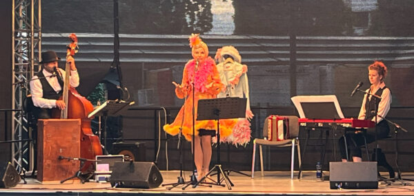 Eric Amelin, Susanne Leitnr alias Frau Eveline, und Stephanie Hacker auf der Kultursommer-Bühne im Meidlinger Wilhelmsdorfer Park