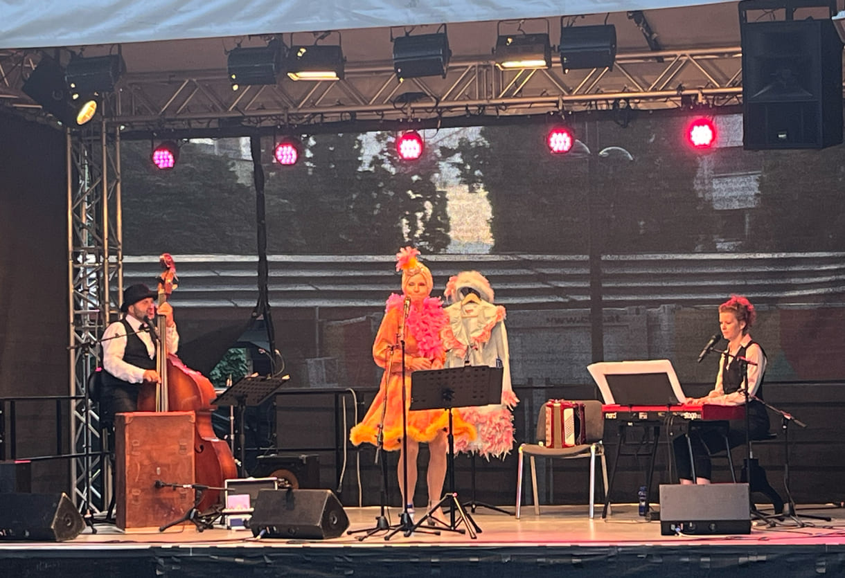 Eric Amelin, Susanne Leitnr alias Frau Eveline, und Stephanie Hacker auf der Kultursommer-Bühne im Meidlinger Wilhelmsdorfer Park