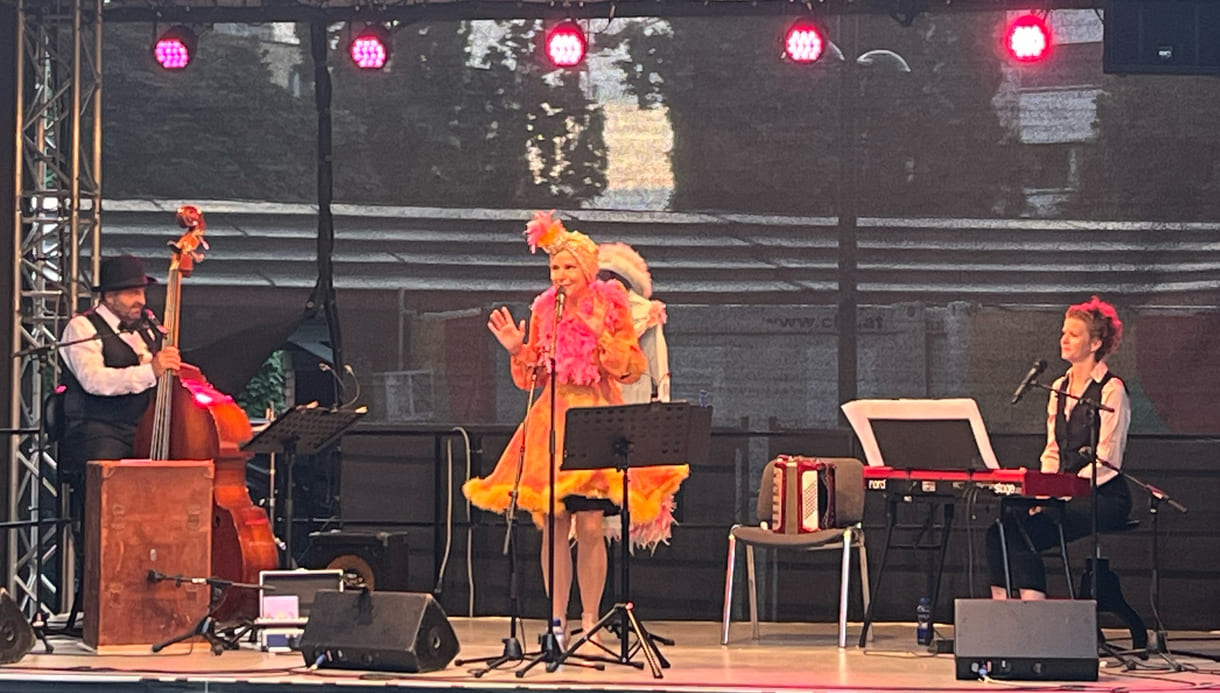 Eric Amelin, Susanne Leitnr alias Frau Eveline, und Stephanie Hacker auf der Kultursommer-Bühne im Meidlinger Wilhelmsdorfer Park