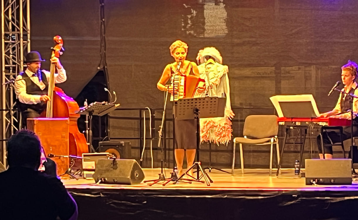 Eric Amelin, Susanne Leitnr alias Frau Eveline, und Stephanie Hacker auf der Kultursommer-Bühne im Meidlinger Wilhelmsdorfer Park