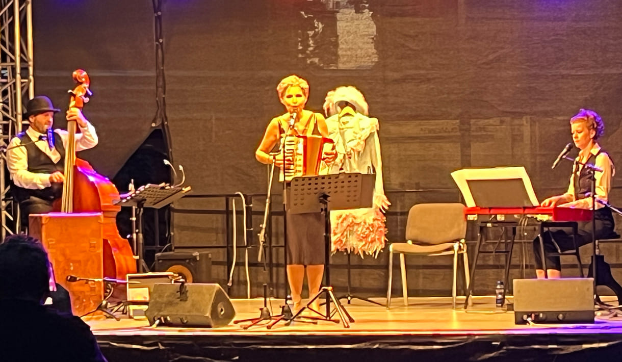 Eric Amelin, Susanne Leitnr alias Frau Eveline, und Stephanie Hacker auf der Kultursommer-Bühne im Meidlinger Wilhelmsdorfer Park