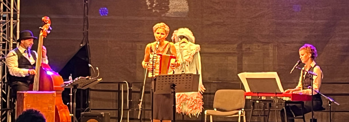 Eric Amelin, Susanne Leitnr alias Frau Eveline, und Stephanie Hacker auf der Kultursommer-Bühne im Meidlinger Wilhelmsdorfer Park