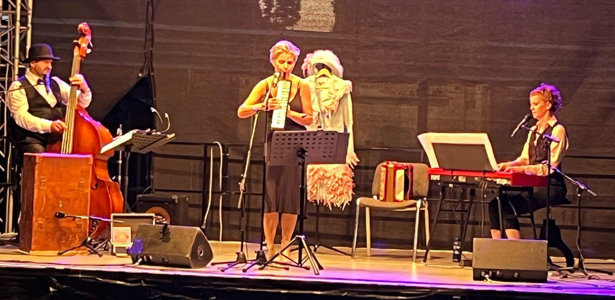 Eric Amelin, Susanne Leitnr alias Frau Eveline, und Stephanie Hacker auf der Kultursommer-Bühne im Meidlinger Wilhelmsdorfer Park