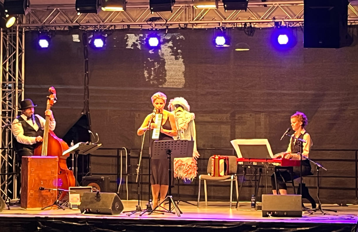 Eric Amelin, Susanne Leitnr alias Frau Eveline, und Stephanie Hacker auf der Kultursommer-Bühne im Meidlinger Wilhelmsdorfer Park