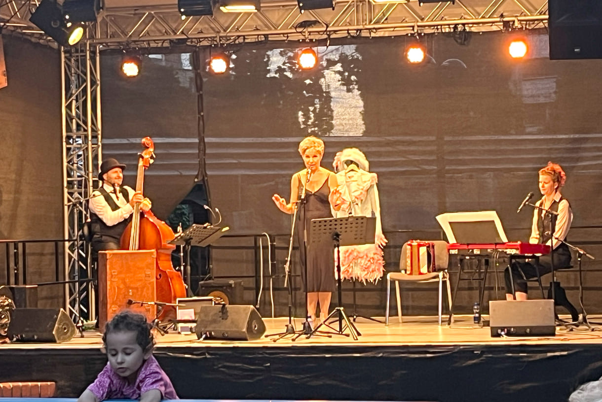 Eric Amelin, Susanne Leitnr alias Frau Eveline, und Stephanie Hacker auf der Kultursommer-Bühne im Meidlinger Wilhelmsdorfer Park