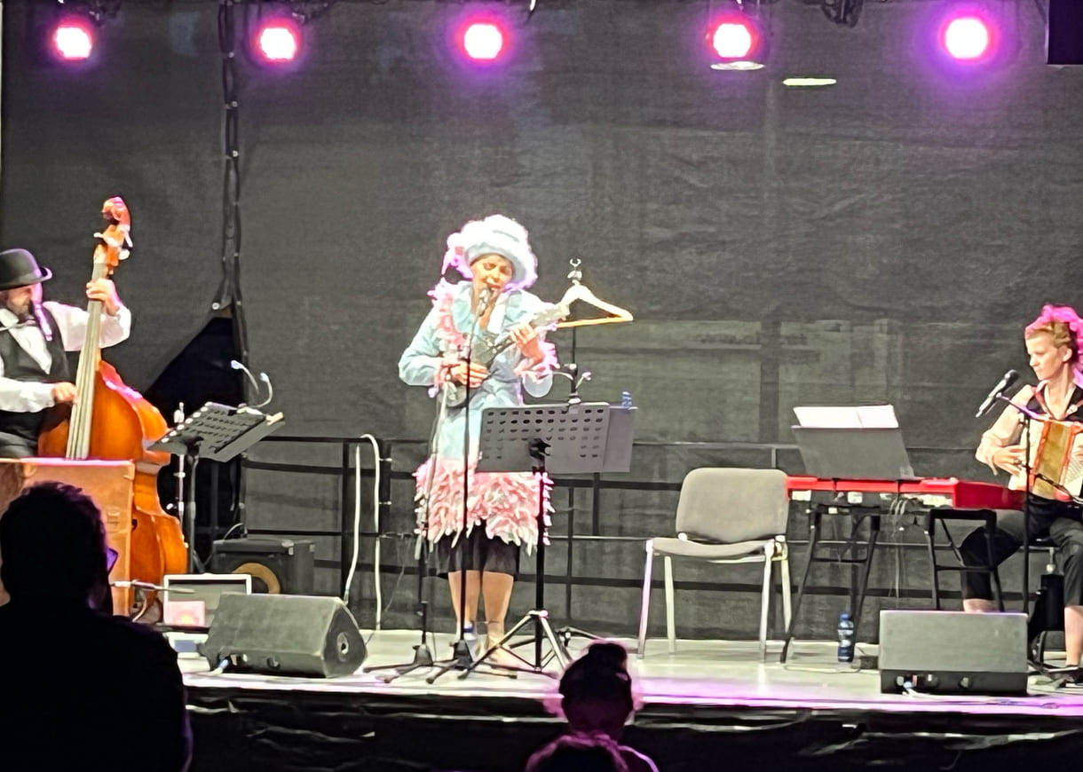 Eric Amelin, Susanne Leitnr alias Frau Eveline, und Stephanie Hacker auf der Kultursommer-Bühne im Meidlinger Wilhelmsdorfer Park