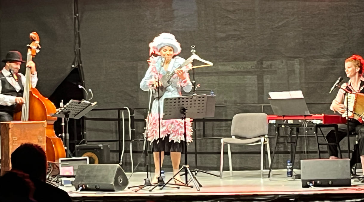 Eric Amelin, Susanne Leitnr alias Frau Eveline, und Stephanie Hacker auf der Kultursommer-Bühne im Meidlinger Wilhelmsdorfer Park