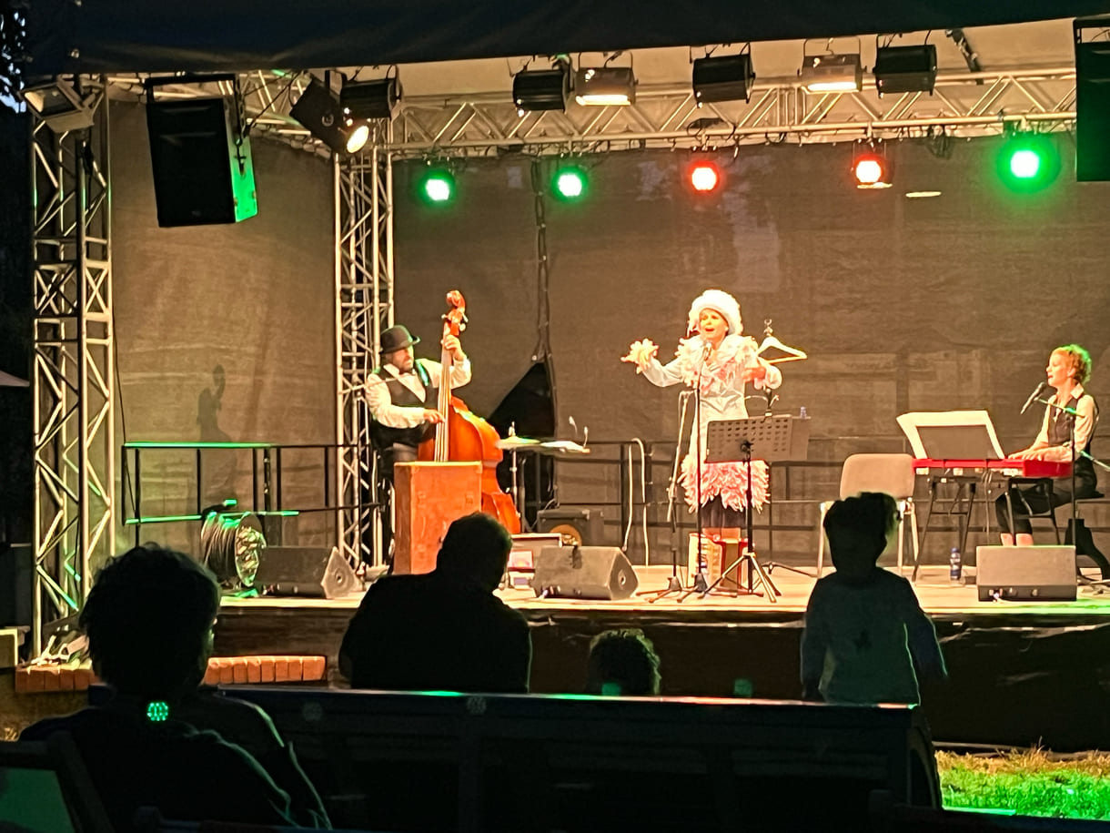 Eric Amelin, Susanne Leitnr alias Frau Eveline, und Stephanie Hacker auf der Kultursommer-Bühne im Meidlinger Wilhelmsdorfer Park