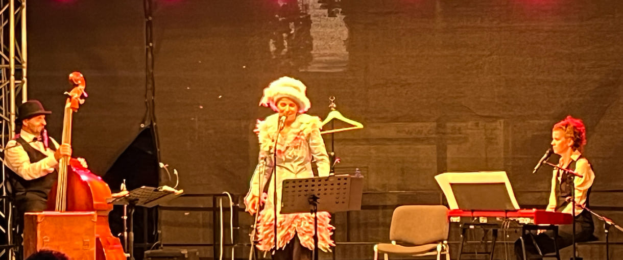 Eric Amelin, Susanne Leitnr alias Frau Eveline, und Stephanie Hacker auf der Kultursommer-Bühne im Meidlinger Wilhelmsdorfer Park