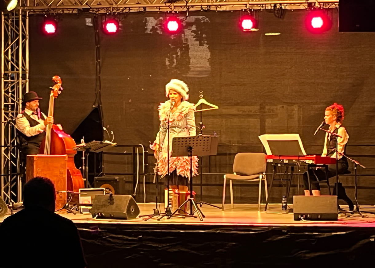 Eric Amelin, Susanne Leitnr alias Frau Eveline, und Stephanie Hacker auf der Kultursommer-Bühne im Meidlinger Wilhelmsdorfer Park