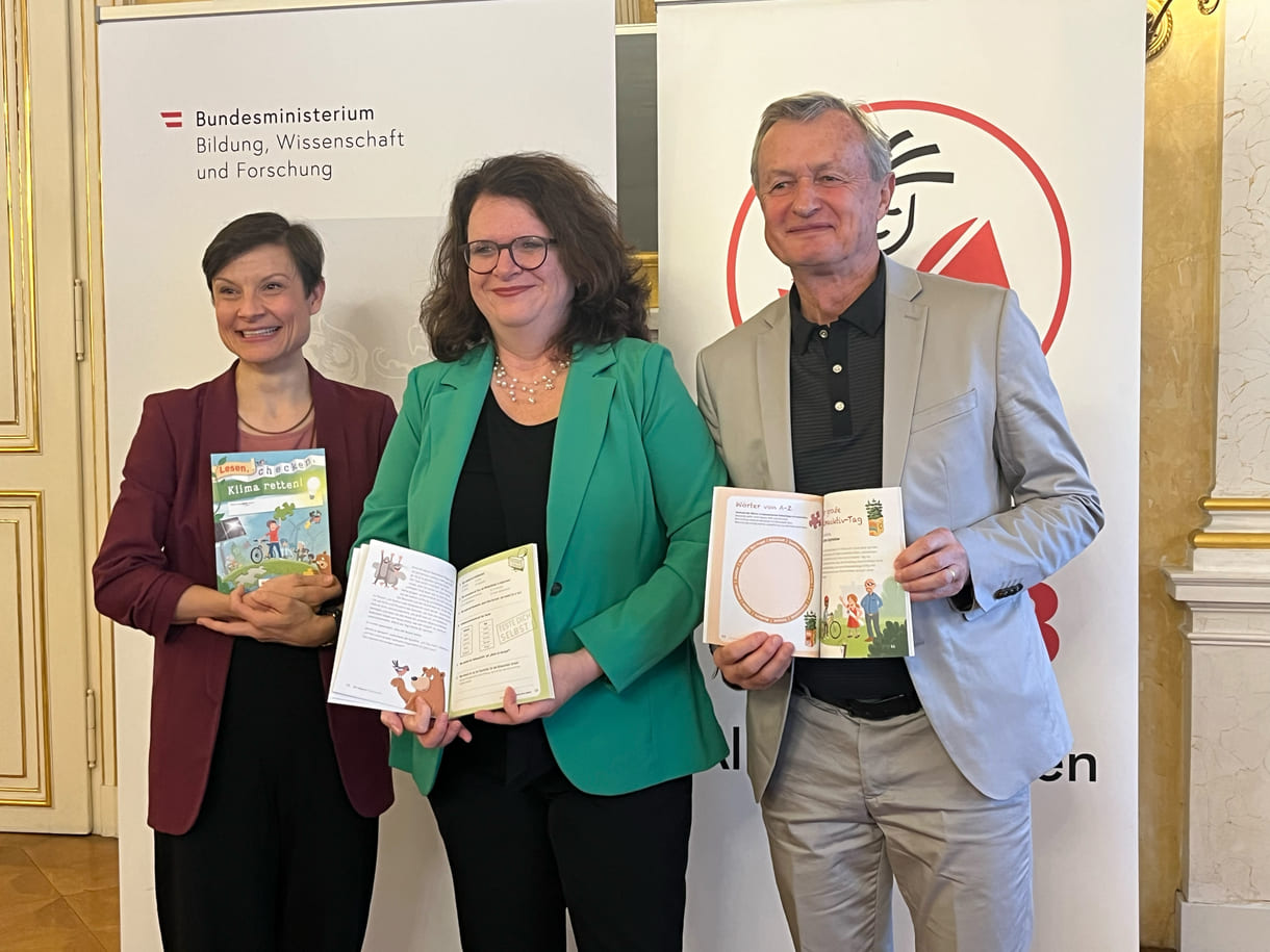 Lena Raubaum (Autorin), Doris Wagner (Bildungsministerium) und Rudolf Köstler (Buchklub)