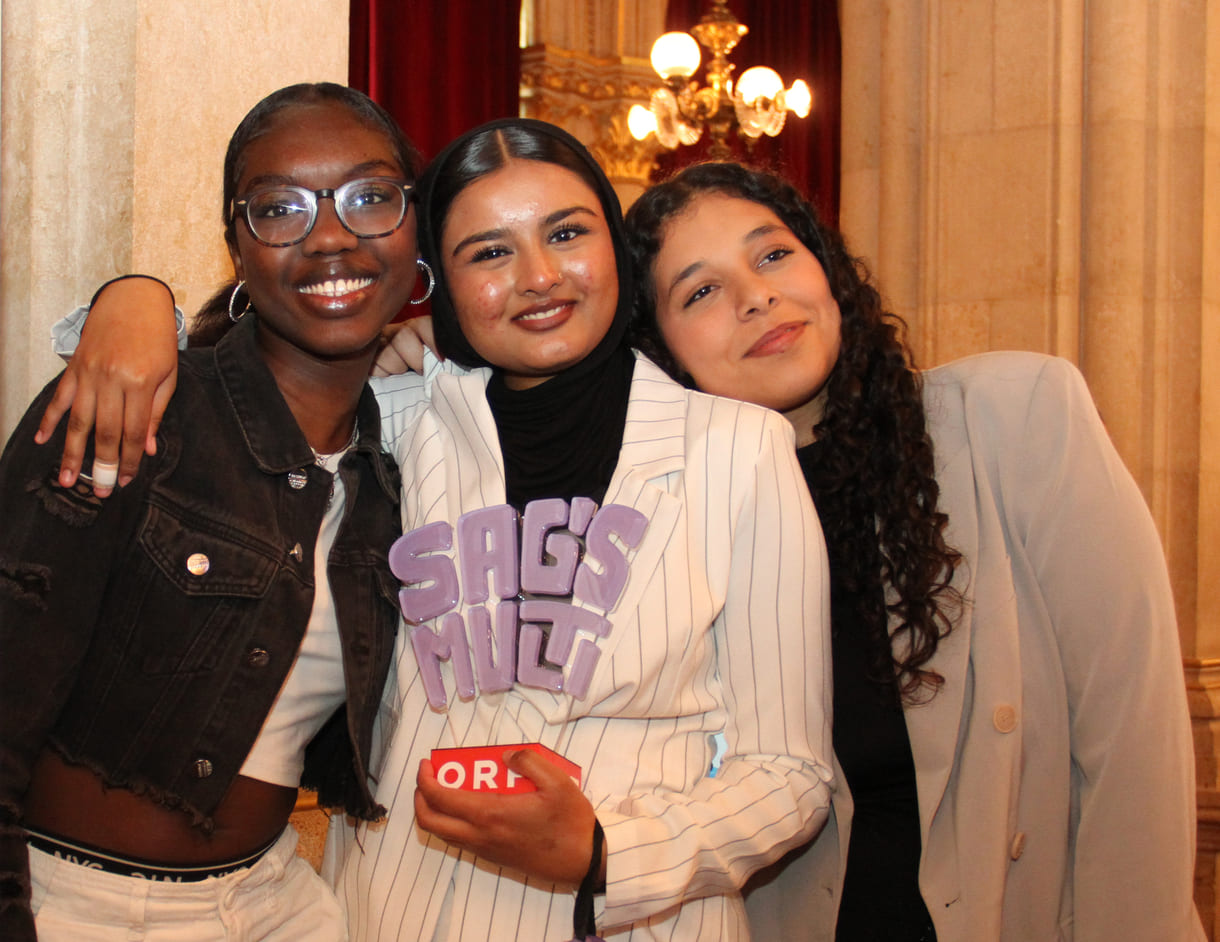 Fatima Saja mit zwei aus ihrer Schule und der Trophäe