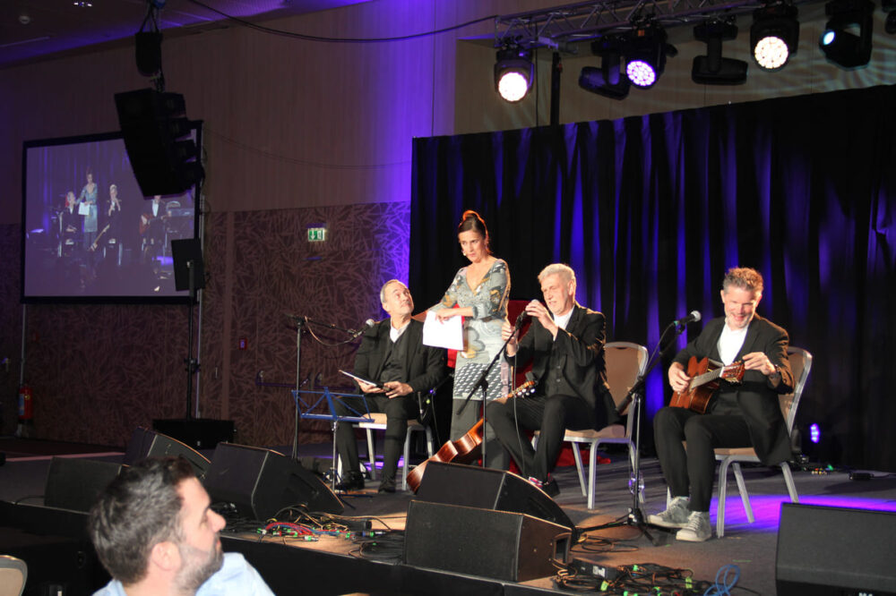Trio Lepschi (Stefan Slupetzky, u.a. singende Säge), Martin Zrost und Michael Kunz) mit Moderatorin Mercedes Echerer