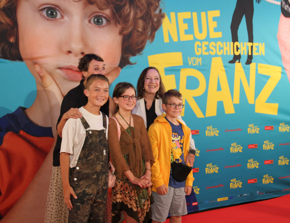 Leo Wacha (Eberhard), Nora Reidlinger (Gabi) und Jossi Jantschitsch (Franz) mit Maria Bill (Frau Berger) und ursula Strauss (Franz' Mutter)