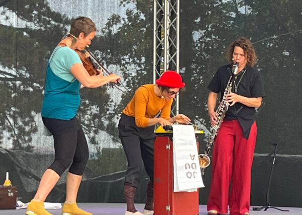 Szenenfoto aus "Klapperlaplapp" von JuJu und Franz beim Kultursommer Wien beim Favoritner Wasserturm