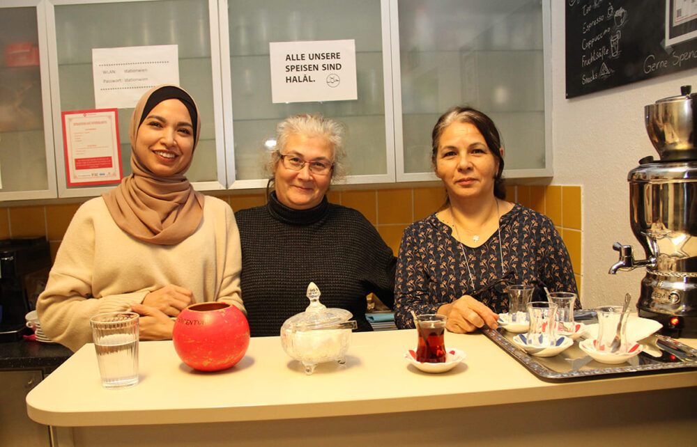 Nazira, Kadrye und Hürü an der Tee-Bar