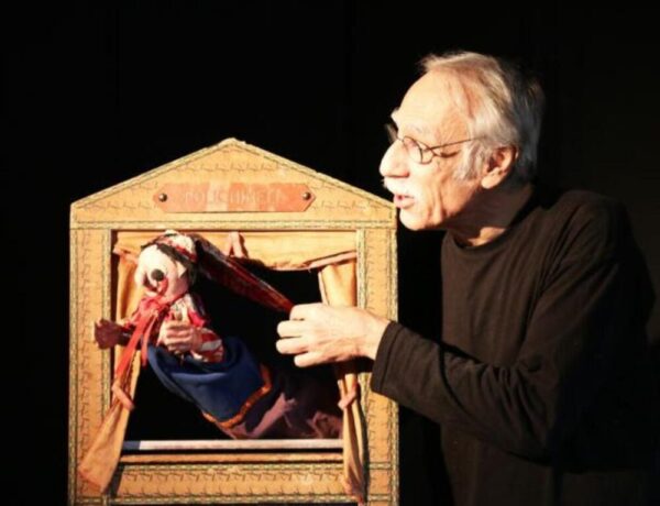 Heini Brossmann mit seinem alten, ersten Puppentheater, das er mit 12 Jahren bekommen hat
