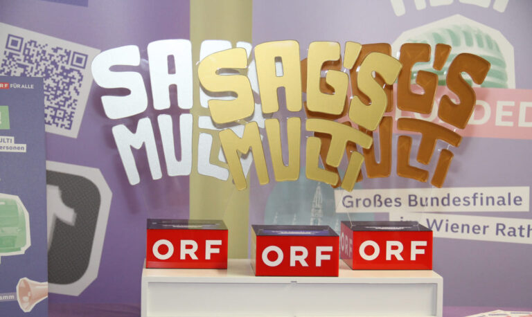 Diese Trophäen winken den drei Erstplatzierten beim Finale im April im Wiener Rathaus