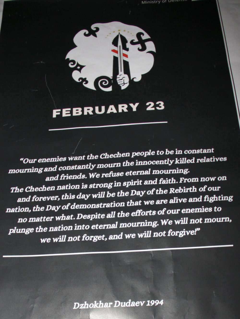 Plakate, die auf historische, tragische Ereignisse der tschetschenischen Geschichte hinweisen